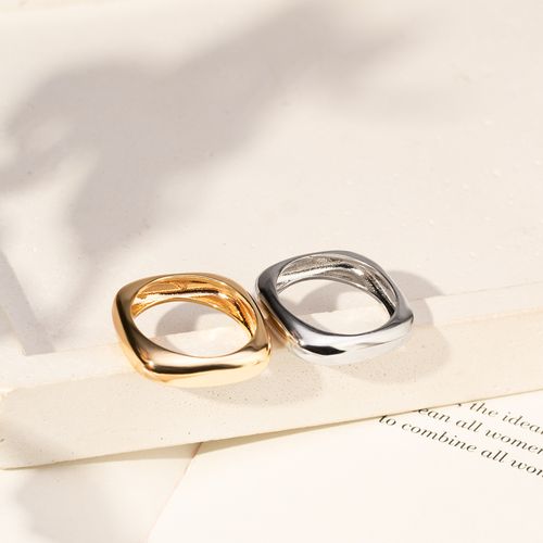 Kit com Dois Anéis Lisos Quadrados - Banhos de Ouro 18k e Ródio Branco