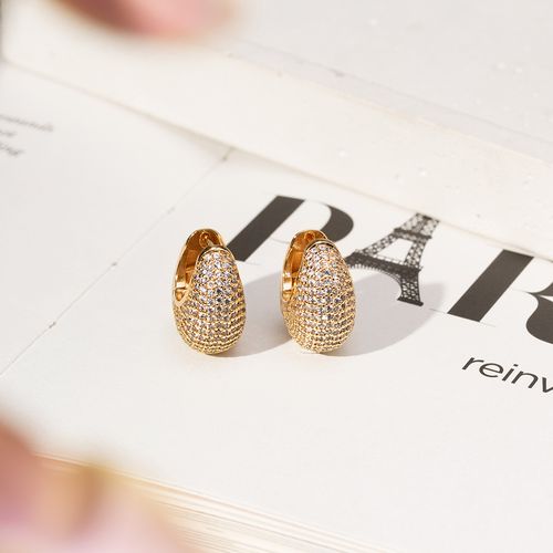 Brinco Argola Oval Cravejada com Zircônias Brancas - Banho de Ouro 18k