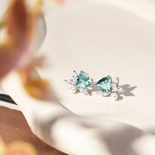 Brinco Trillion Cristal Topázio Sky Blue, Pérolas Shell e Zircônias Brancas - Prata 925