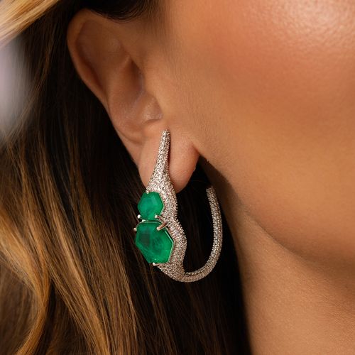 Brinco Curvo Fusion Esmeralda e Zircônias Brancas - Banho de Ródio Branco
