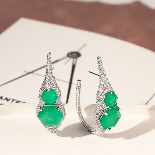 Brinco Curvo Fusion Esmeralda e Zircônias Brancas - Banho de Ródio Branco