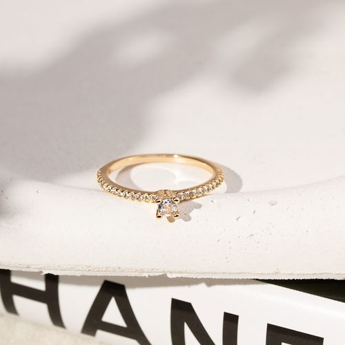 Anel Solitário Delicado com Zircônias Brancas - Banho de Ouro 18k