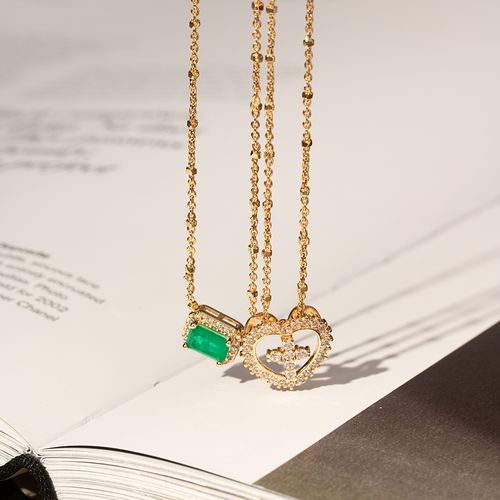 Colar Escapulário Retângulo de Fusion Esmeralda com Coração Cravejado de Zircônias Brancas 65cm - Banho de Ouro 18k