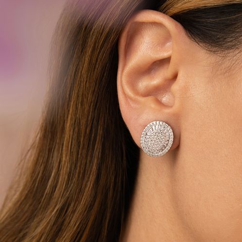 Brinco Oval Cravejado com Zircônias Brancas - Banho de Ródio Branco