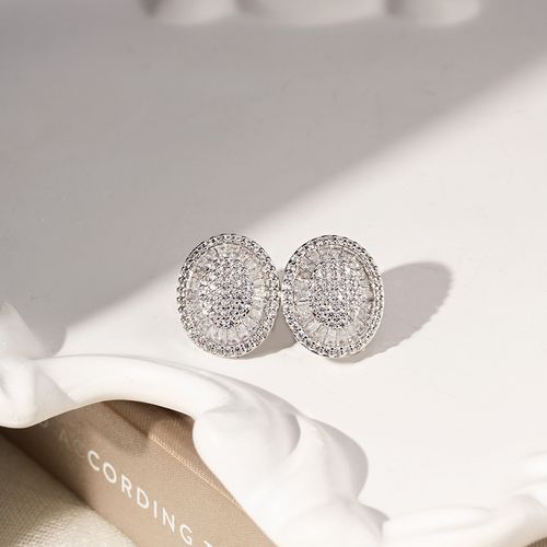 Brinco Oval Cravejado com Zircônias Brancas - Banho de Ródio Branco