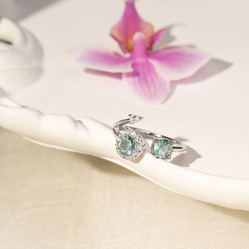 Anel Redondos com Cristal Topázio Sky Blue e Zircônias Brancas - Prata 925