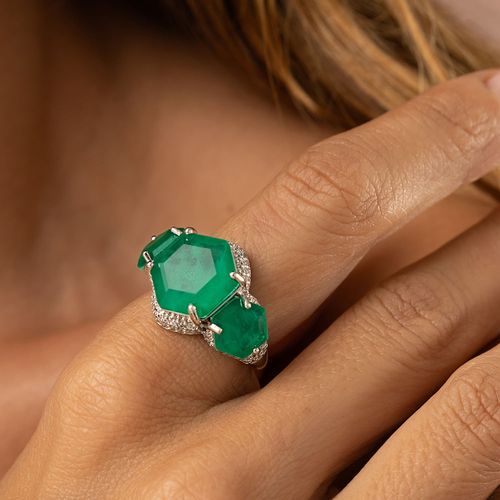 Anel Sextavado Fusion Esmeralda e Zircônias Brancas - Banho de Ródio Branco
