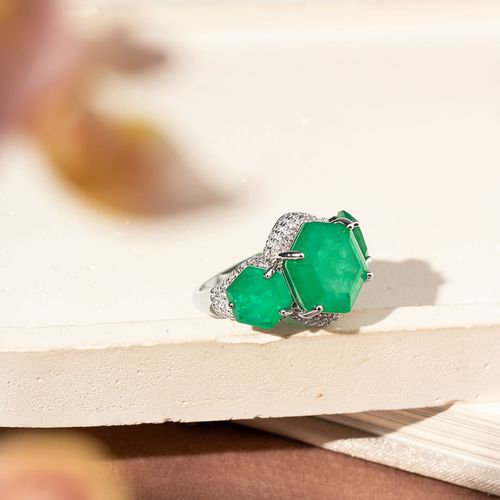 Anel Sextavado Fusion Esmeralda e Zircônias Brancas - Banho de Ródio Branco