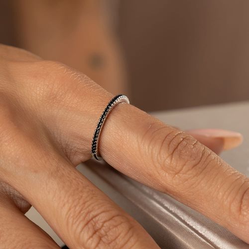 Anel Meia Aliança Fininha com Zircônias Negras - Banho de Ródio Branco