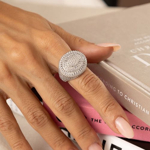 Anel Oval Cravejado com Zircônias Brancas - Banho de Ródio Branco