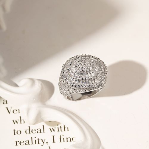 Anel Oval Cravejado com Zircônias Brancas - Banho de Ródio Branco