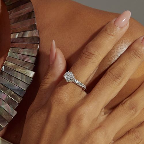 Anel Solitário Florzinha Cravejada com Zircônias Brancas - Prata 925