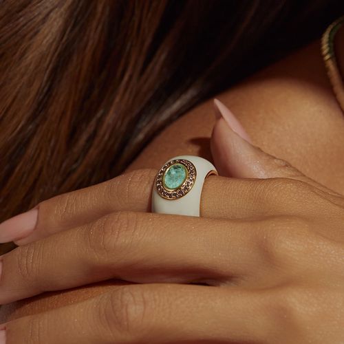 Anel Maxi Oval de Fusion Esmeralda Colombiana, Zircônias Chocolate e Esmalte Resina - Banho de Ouro 18k