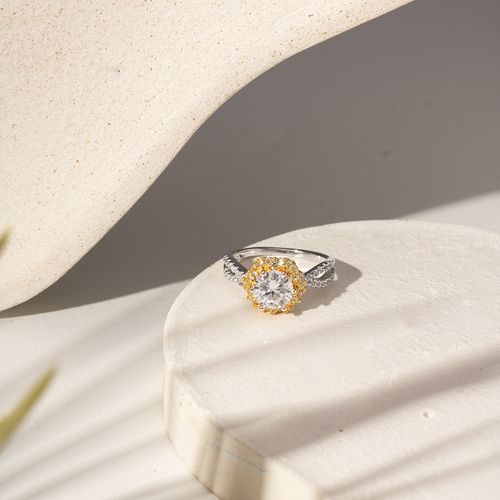 Anel Moissanite Lapidação Brilhante de 7mm 1,2 CT - D 120 Pontos VVS1 e Zircônias Fancy Yellow - Prata 925