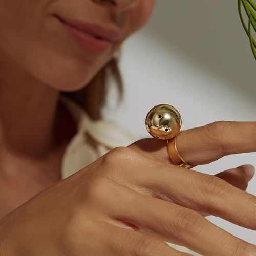 Anel Liso de Esfera com Furos Free Size Veste do 15 a 20 - Banho de Ouro 18k