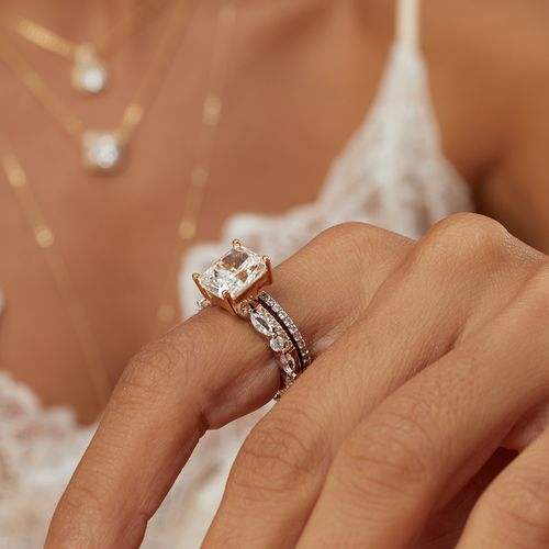 Anel Solitário Retângular 8x10 com Alianças Cravejadas de Zircônias Brancas - Banhos de Ouro 18k e Ródio Branco