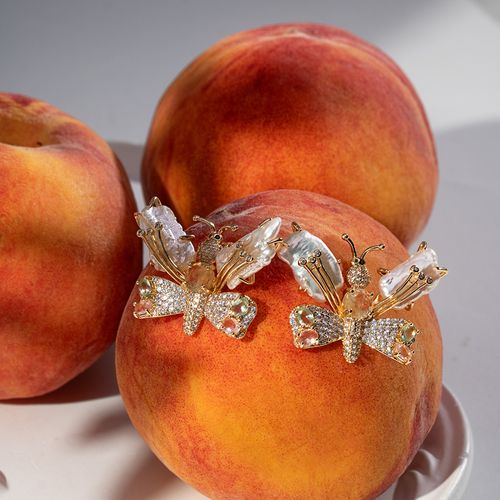 Brinco Bug Butterfly com Pérola Barroca, Zircônias Peridoto e Zircônias Champagne - Banho de Ouro 18k