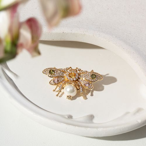 Broche Bugs com Pérolas, Mix de Cristais e Zircônias Brancas - Banho de Ouro 18k