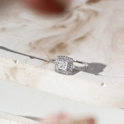 Anel Quadradinho 4mm com Zircônia Crushed Ice Cutting Light Fancy Yellow e Zircônias Brancas - Prata 925