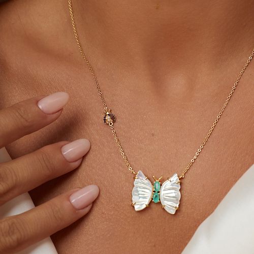 Colar Borboleta com Madrepérola, Fusion Esmeralda Colombiana e Mini Joaninha de Zircônias Vermelhas 50cm - Banho de Ouro 18k